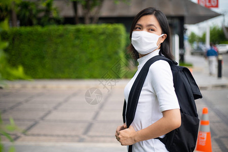 亚洲女快乐地微笑着戴防护面罩预防和污染图片