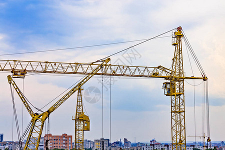 黄色建筑起重机在一座大型住宅现代高层建筑的建筑工地上图片