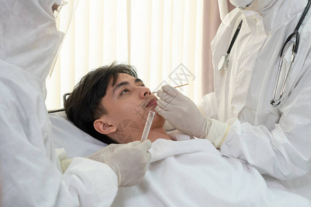 医生获取鼻咽拭子样本以检测患者的covid19或冠状感染Covid19体检图片