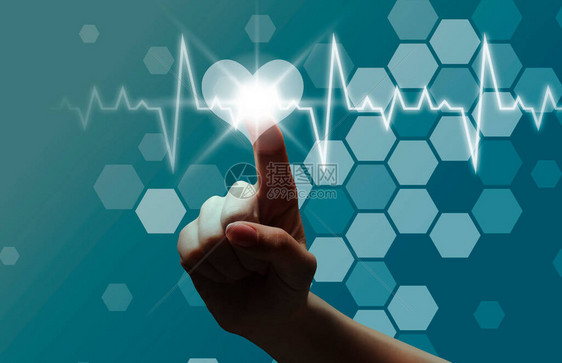 在虚拟屏幕上与蓝色背景的心形图和六角细胞进行创造女手按心脏按钮的图片