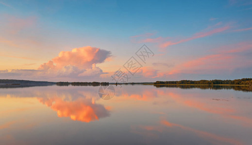 夏季夜晚风景多彩黄昏云壁纸湖水表面的日落颜色反射背景图片