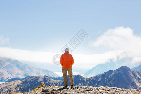 男子在与库克山公园美丽山区的远足小径上行走图片