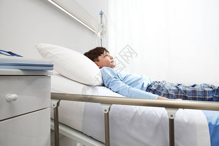 儿童被单独隔离在病房里躺在床图片