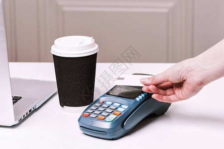 女人用卡付款NFC支付终端图片