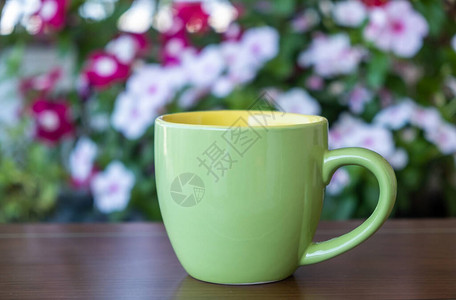 花园桌上的咖啡杯样机背景图片
