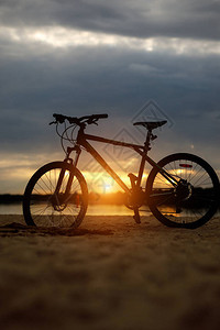 沙滩上运动自行车图片