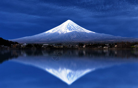 日本山梨县河口湖的富士山图片