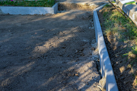 铺设砖材的基底是用抑制杂草生长和防止瓦砾和泥土混合的膜制成的图片