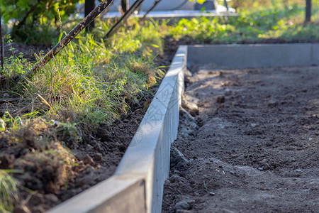 铺设砖材的基底是用抑制杂草生长和防止瓦砾和泥土混合的膜制成的图片