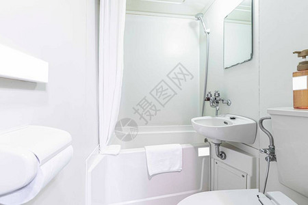 酒店浴室的小浴缸和淋浴图片