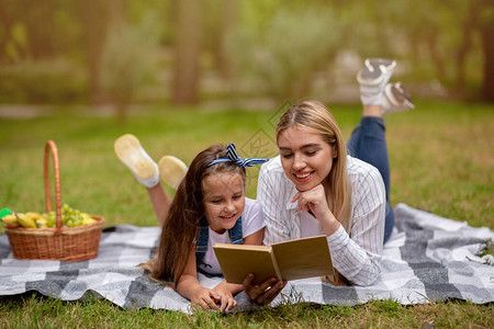 快乐的母亲和女儿阅读书一起享受周末共度家庭彩礼在城市图片