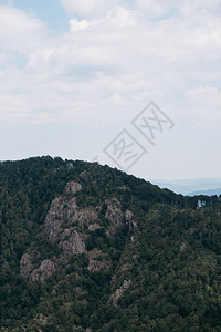 公园内美丽的落基山脉俄罗斯的质从山顶到森林山谷和其他山脉的图片