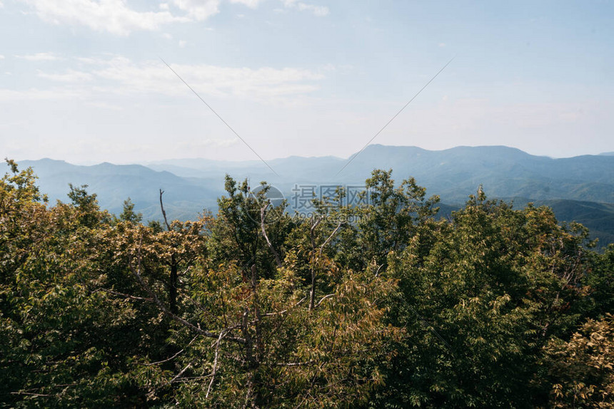 公园内美丽的落基山脉俄罗斯的质从山顶到森林山谷和其他山脉的图片