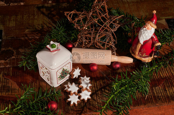 圣诞场景与肉桂星圣诞老人擀面杖陶瓷饼干罐和其他圣诞装饰在图片