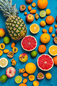 蓝色背景的夏季和柑橘水果平板布局健康饮食概图片