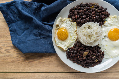 传统古巴美食黑豆米饭和煎蛋图片