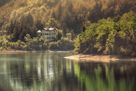 下个秋天湖暖调的建筑背景图片