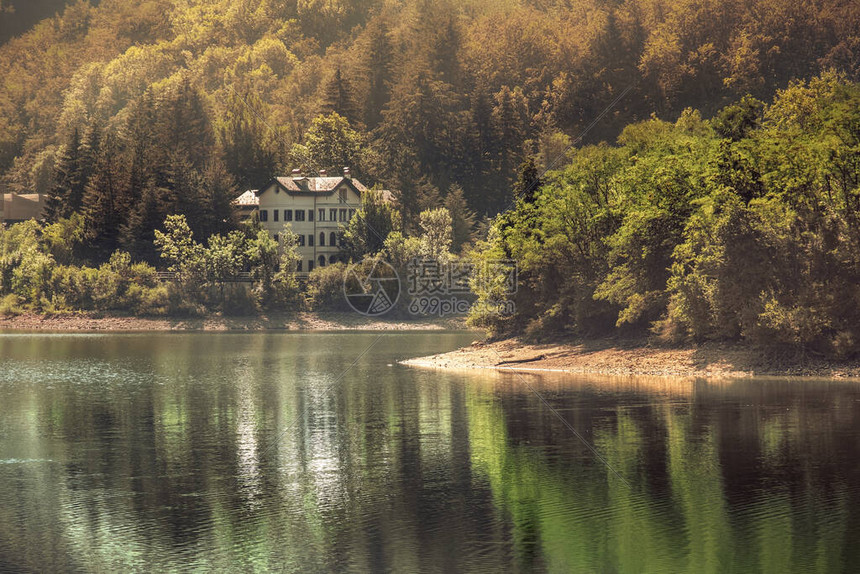 下个秋天湖暖调的建筑图片