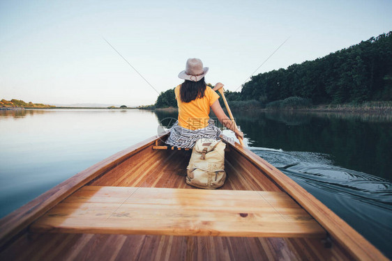 旅行女孩后视图享受划独木舟划船划独木舟图片