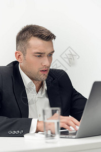一个穿着商业西装的英俊年轻帅哥在汽车销售办公室工作网上商店在图片