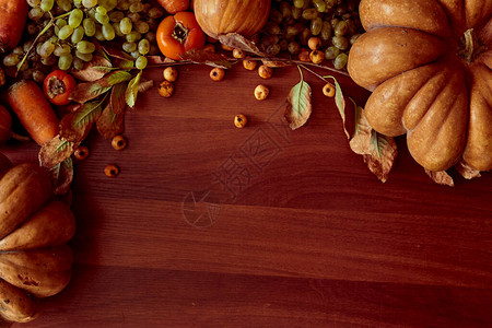 秋季背景与南瓜和秋季水果与复制空间秋季背景与收获后新鲜采摘的蔬菜图片