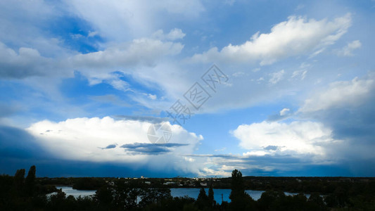 蓝天与积雨云在水面上在农村的美丽风景阳光明媚的日子图片