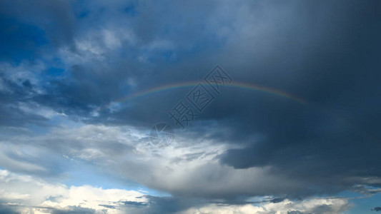令人惊叹的天空云天在雨中转动彩虹图片