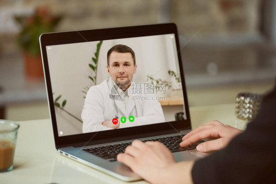 一个女人肩上的笔记本电脑屏幕视图一位女士正在网上预约医生一个女孩正在视频通话中与一位身穿白色实验室外套的治疗师讨论图片