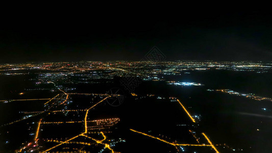 夜间起飞后城市的空中拍摄图片
