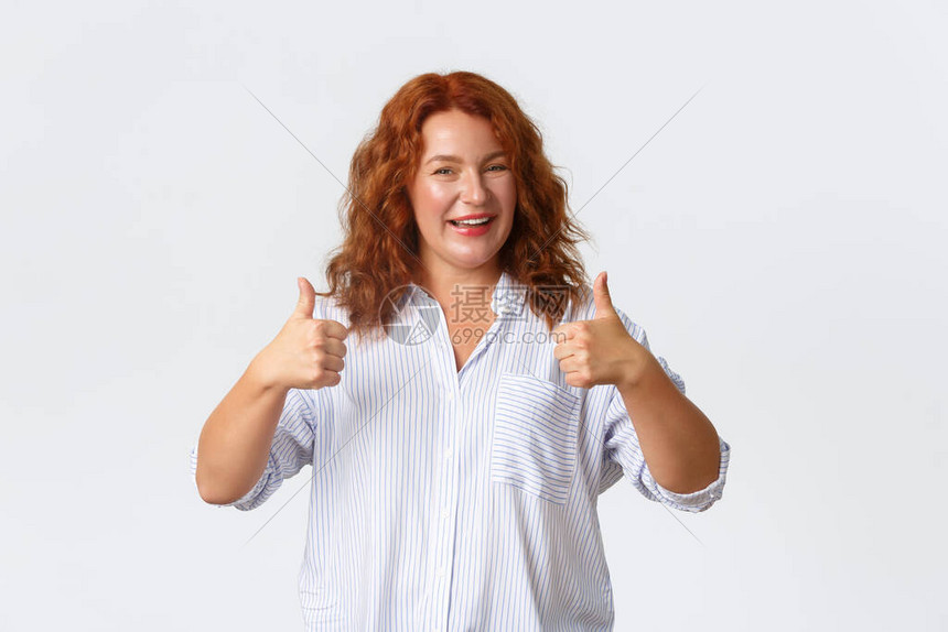 高兴的微笑红发中年妇女的肖像鼓励你图片