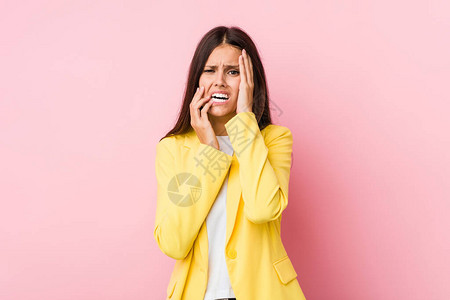 年轻的女商人悲痛地哀嚎着哭泣图片