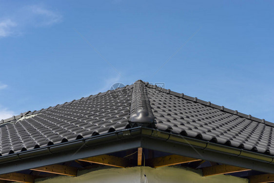 单户住宅的屋顶覆盖着一块新的无烟煤瓷砖图片