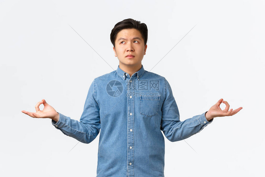 不安和担心的亚洲男人若有所思高清图片下载-正版图片506705604-摄图网