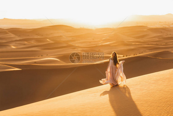 摩洛哥撒哈拉沙漠中穿着令人惊叹的婚纱的新娘女人的画像图片