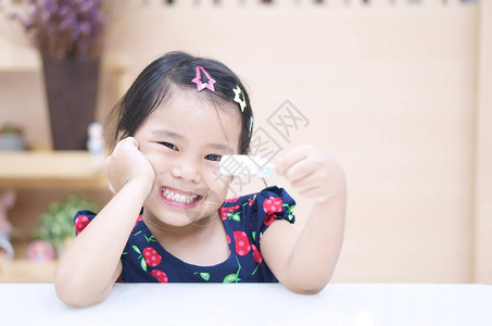 亚洲儿童或儿童女孩在儿童牙科或幼儿园教室和学前托儿所微笑图片