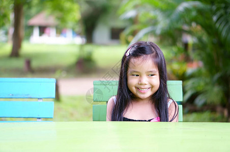 亚洲儿童或儿童女孩和学生思考新的想法和快乐的趣图片