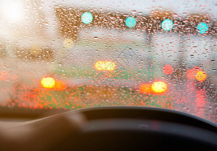人们驾驶汽车和镜或挡风玻璃上的水滴图片