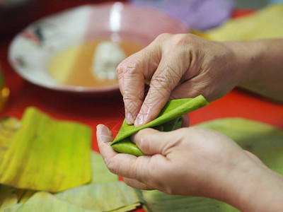 做馅饼金字塔甜点的女人图片