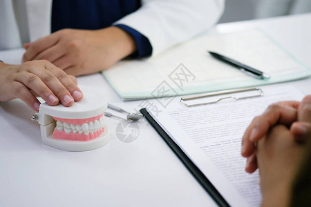 牙医在牙科诊所检查病人的牙齿治疗图片