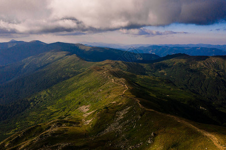 从PipIvan山的黑山脊喀尔巴阡山脉地貌和石化图片