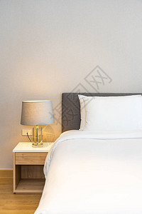 白枕头和床上毯子装饰室内卧室内图片