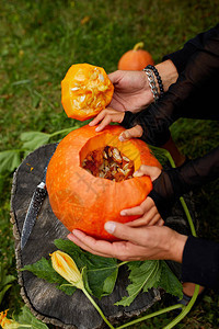 准备杰克oLantern派对装饰小家庭帮手顶视图特写从上方查图片