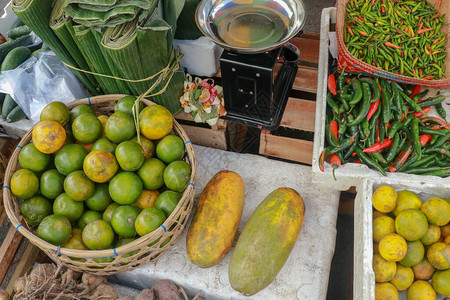 越南街头市场对水果和蔬菜的称重规模比较典型图片