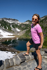 快乐的女游客在华盛顿MtBaker娱乐区HeatherMea图片