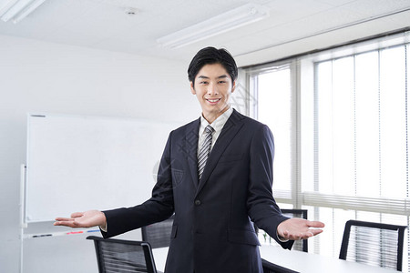 一位日本男商人在会议室里笑图片