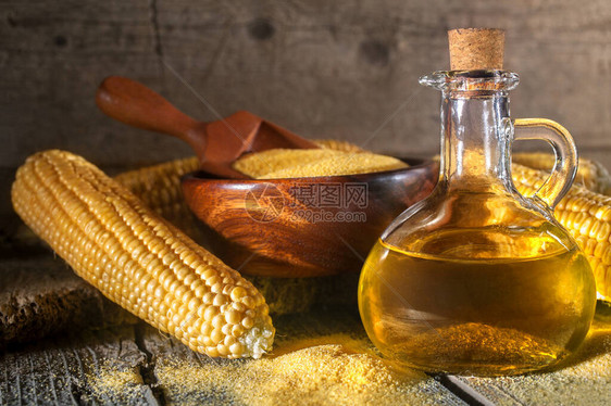 玉米糁玉米粥和玉米油装在瓶子里图片