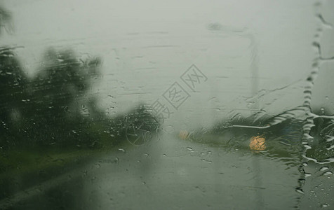 路边有雨天车镜上有雨滴侧翼灯图片