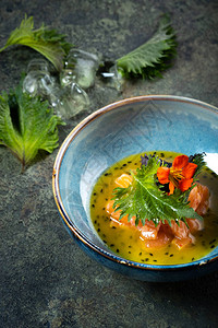 生鱼片三文鱼片配紫苏叶放在一个蓝色的碗里鲜鱼鞑靼图片