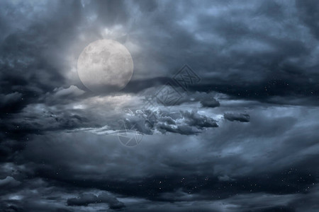 多云的满月夜空图片