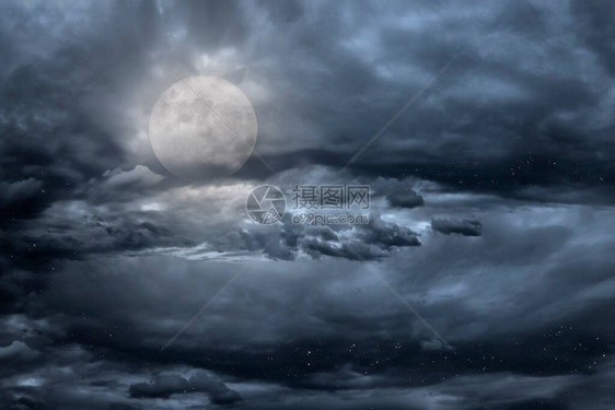 多云的满月夜空图片